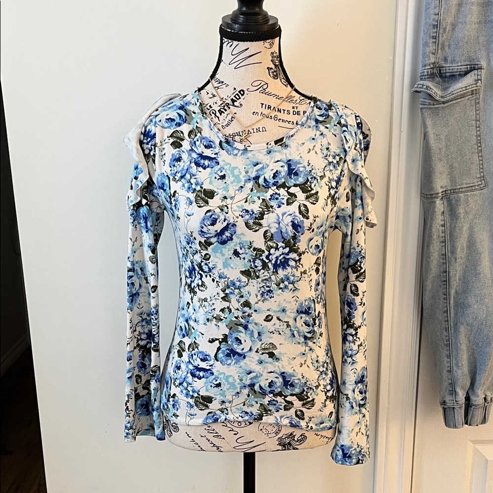 😃One Step Ahead Blue Floral Long Sleeve Top